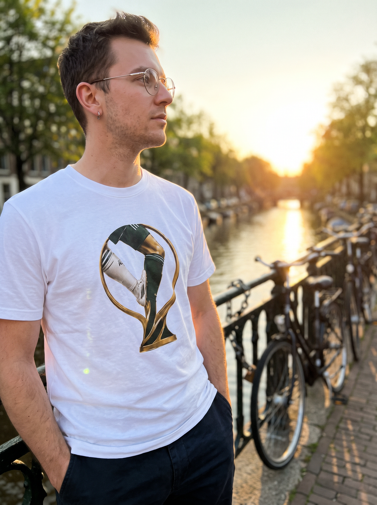 Fan on a canal bridge wearing the Le nouveau Trophée tee